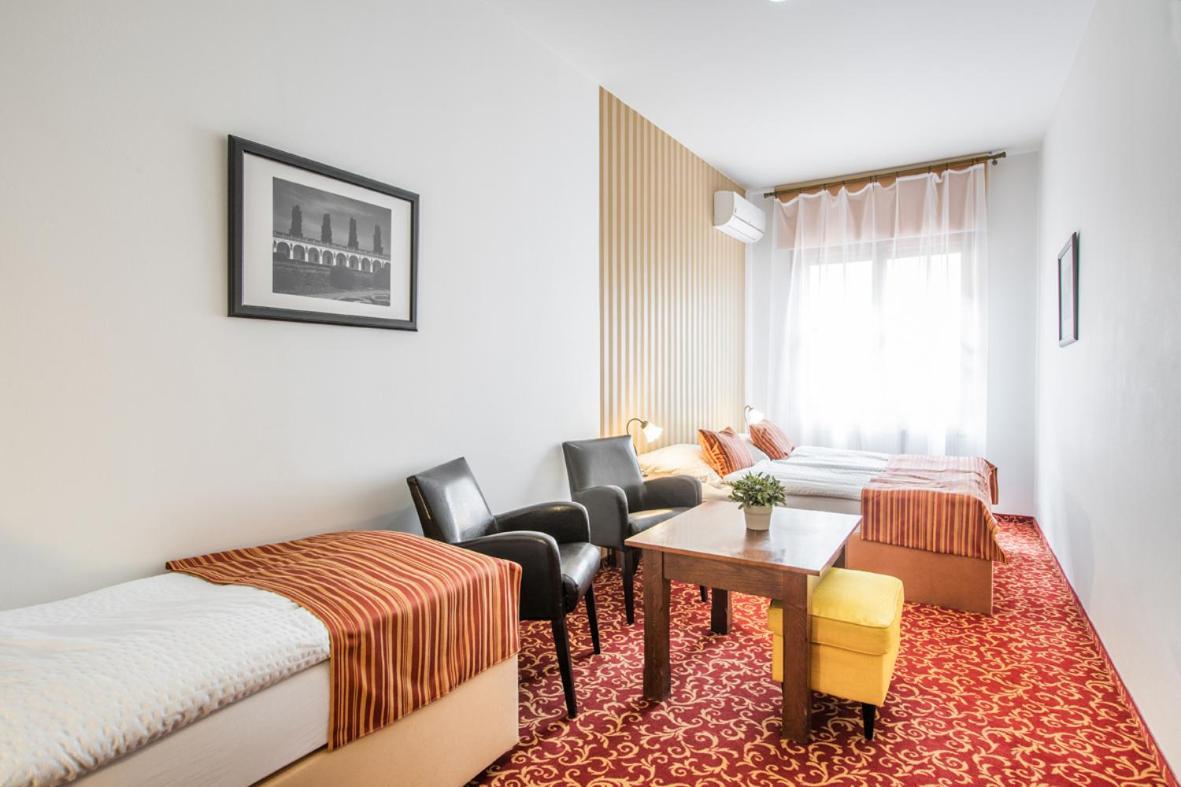Hotel U Zlatého kohouta Kroměříž Esterno foto