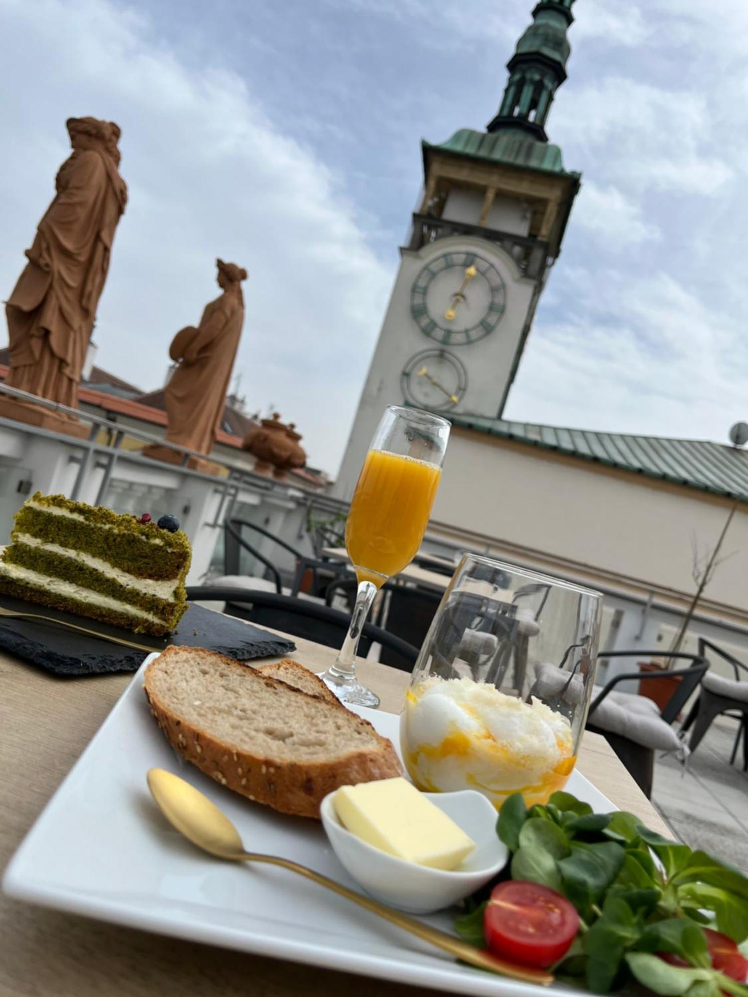 Hotel U Zlatého kohouta Kroměříž Esterno foto