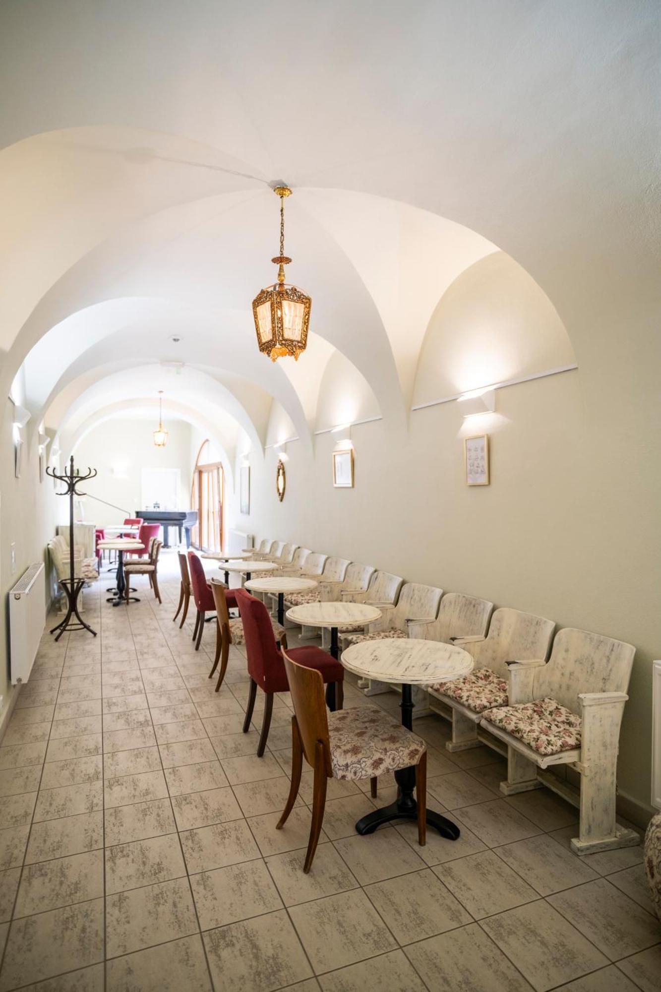 Hotel U Zlatého kohouta Kroměříž Esterno foto