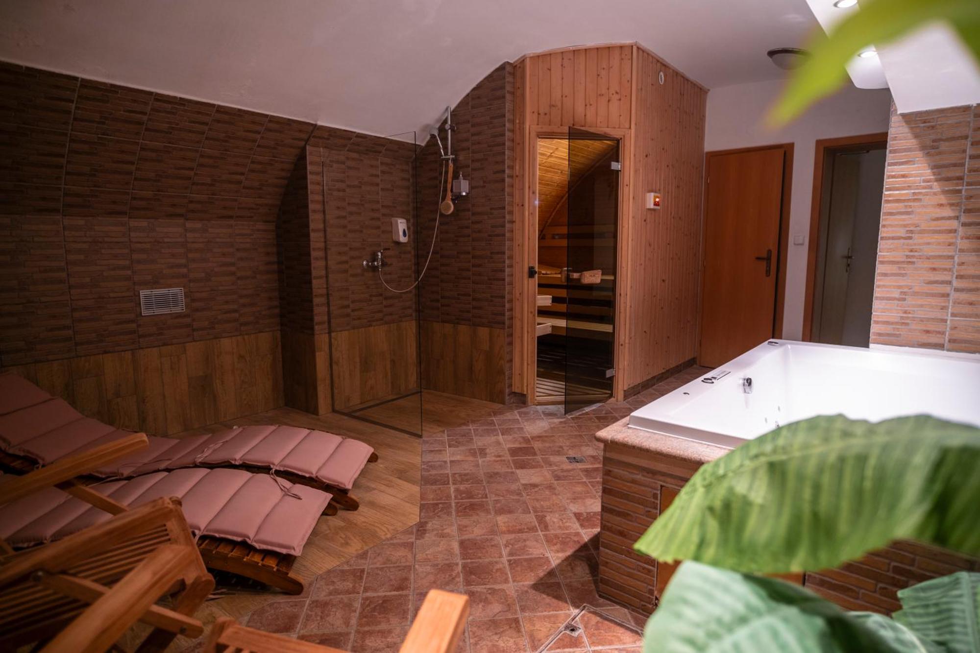 Hotel U Zlatého kohouta Kroměříž Esterno foto