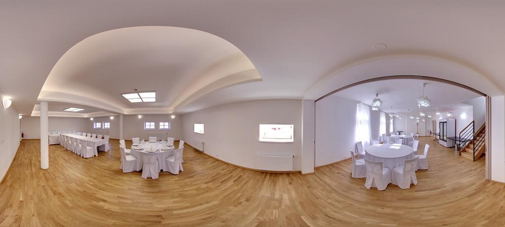Hotel U Zlatého kohouta Kroměříž Esterno foto