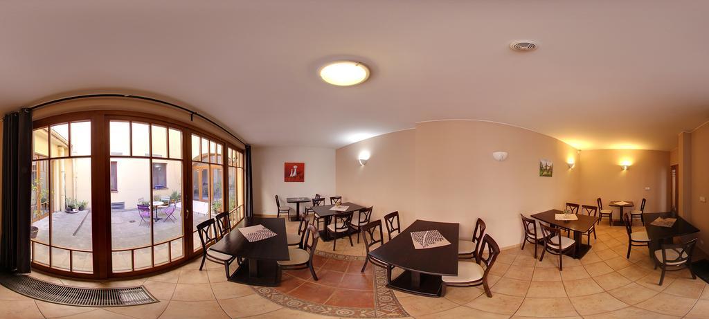 Hotel U Zlatého kohouta Kroměříž Esterno foto