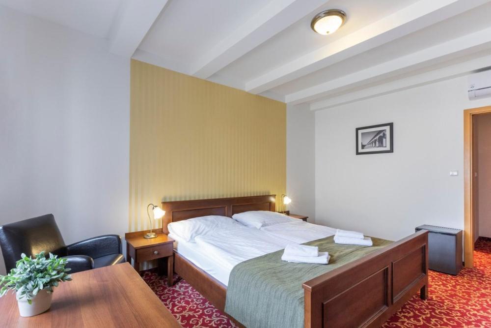 Hotel U Zlatého kohouta Kroměříž Esterno foto